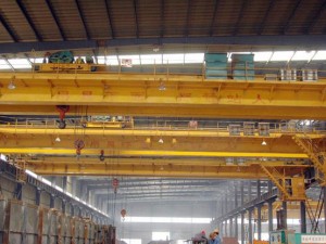 本系列起重機(jī)主要由橋架、大車運(yùn)行機(jī)構(gòu)和裝有電動葫蘆的小車運(yùn)行機(jī)構(gòu)組成，其橋架由半偏軌箱形主梁、端梁和走臺等連接而組成。