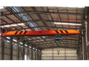 LD型電動(dòng)單梁橋式起重機(jī)是按國(guó)家標(biāo)準(zhǔn)設(shè)計(jì)制造的,與多種型式的電動(dòng)葫蘆配套使用的有軌運(yùn)行的輕小型起重機(jī)。